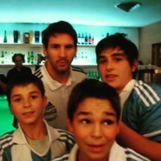 Gustavo Alvarez sons with Lionel Messi.